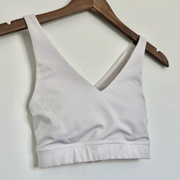 Size 4 Lululemon White Envital Sports Bra B/C Cup Cross back with Padding Pads - Picture 4 of 13